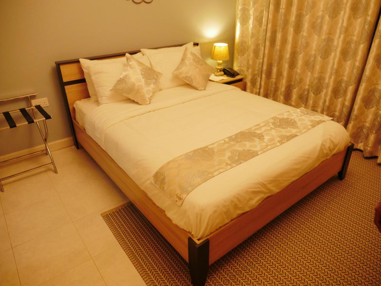 Ivory Castle Limited Hotel Kampala Bagian luar foto